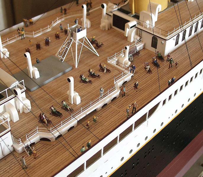 Feindetail der Reling und Aufbauten des Titanic-Modells