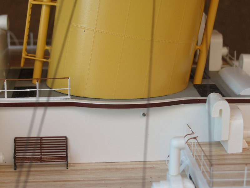 Handbemalte Details am Rumpf des Titanic-Modells