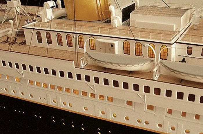 Promenadendeck und Rettungsboote des Titanic-Modells