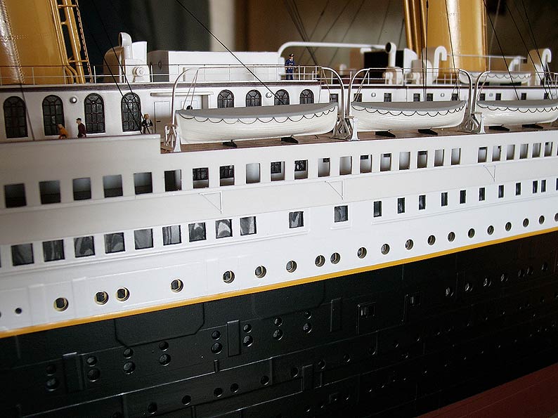 Detailgetreues Titanic-Modell mit allen vier Schornsteinen und Deckaufbauten