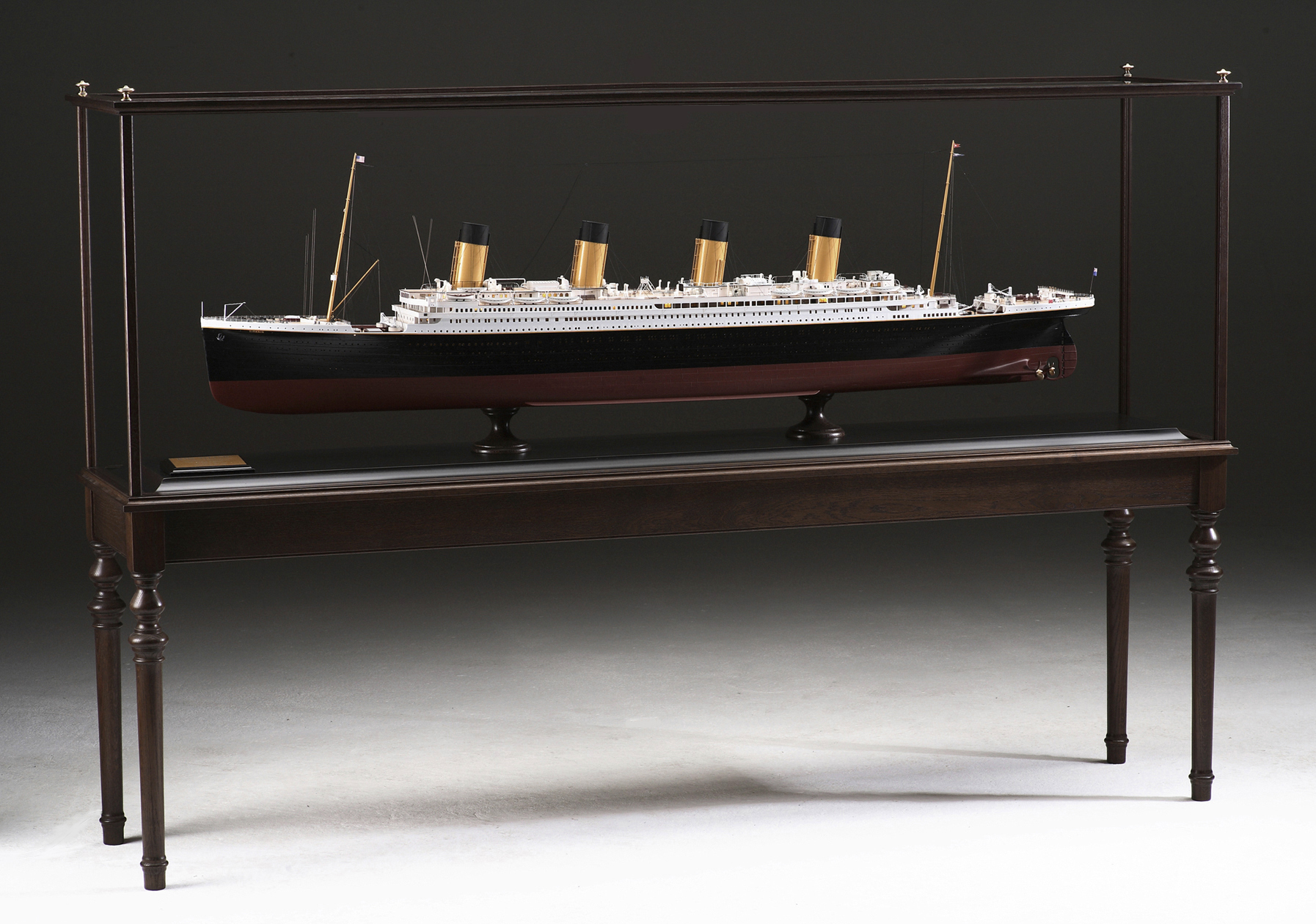 Titanic-Modell in beleuchteter Vitrine als Ausstellungsstück